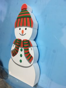 Коледна декорация - цветен снежен човек от стиропор