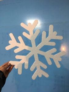 Коледна декорация - обемна снежинка от стиропор